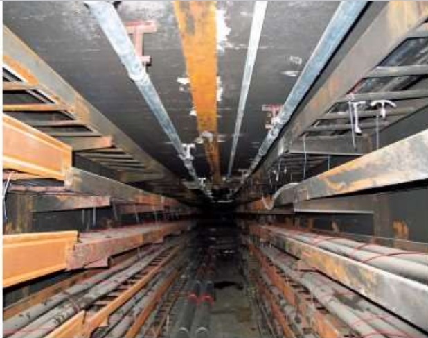 这是火灾后经过维修后的电缆桥架，火灾痕迹依然醒目